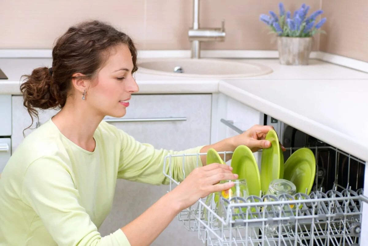 She did the washing up. Мытье посуды. Женщина и посудомоечная машина. Washing up. Do the washing up.