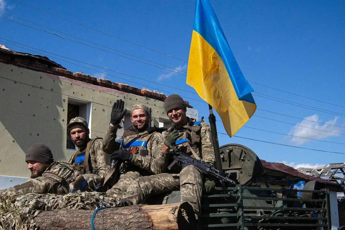 Украинцы отступают. Украинские военные.