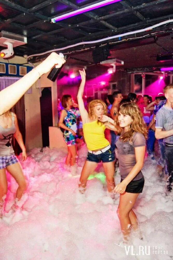 Клуб голди ставрополь. Shoom ресторан. Танцовщицы клуба рай. Ночной клуб караоке бар. Бар хххх ставрополь.