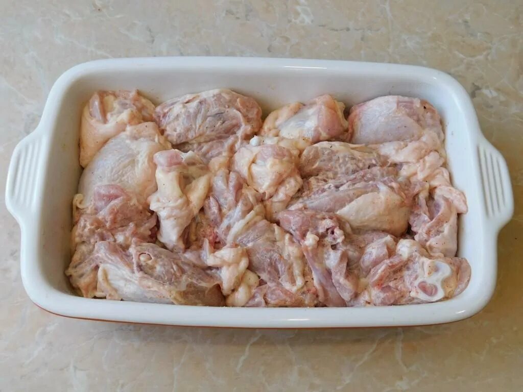 Сколько готовится кусочки курицы. Курица в духовке кусочками. Кусок курицы. Курица кусками в духовке. Запеченная курица кусочками.