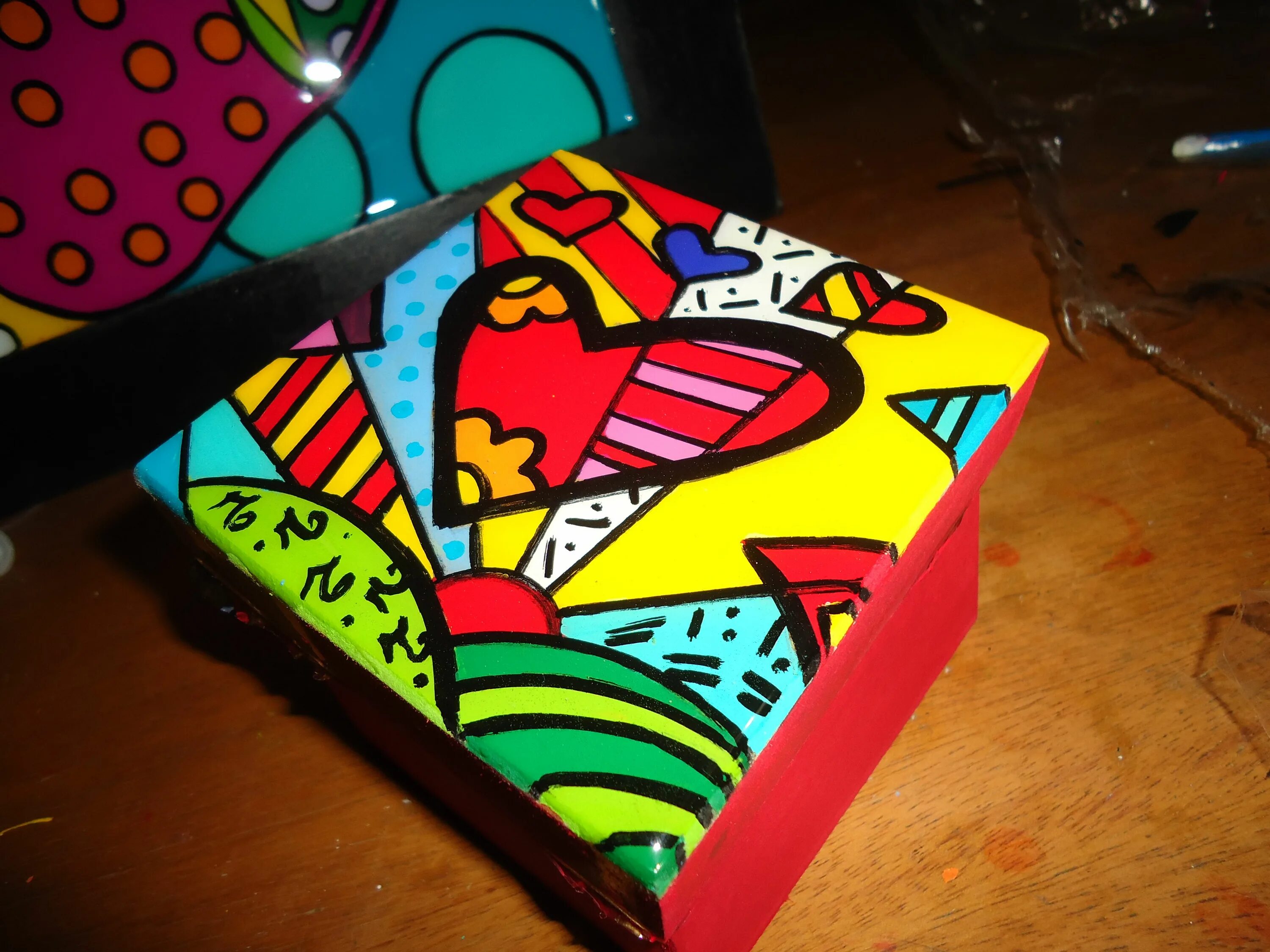 Разрисовать коробку. Разукрашенные коробки. Большие подарочные коробки своими руками. Украшение коробки для подарка. Роспись коробки.