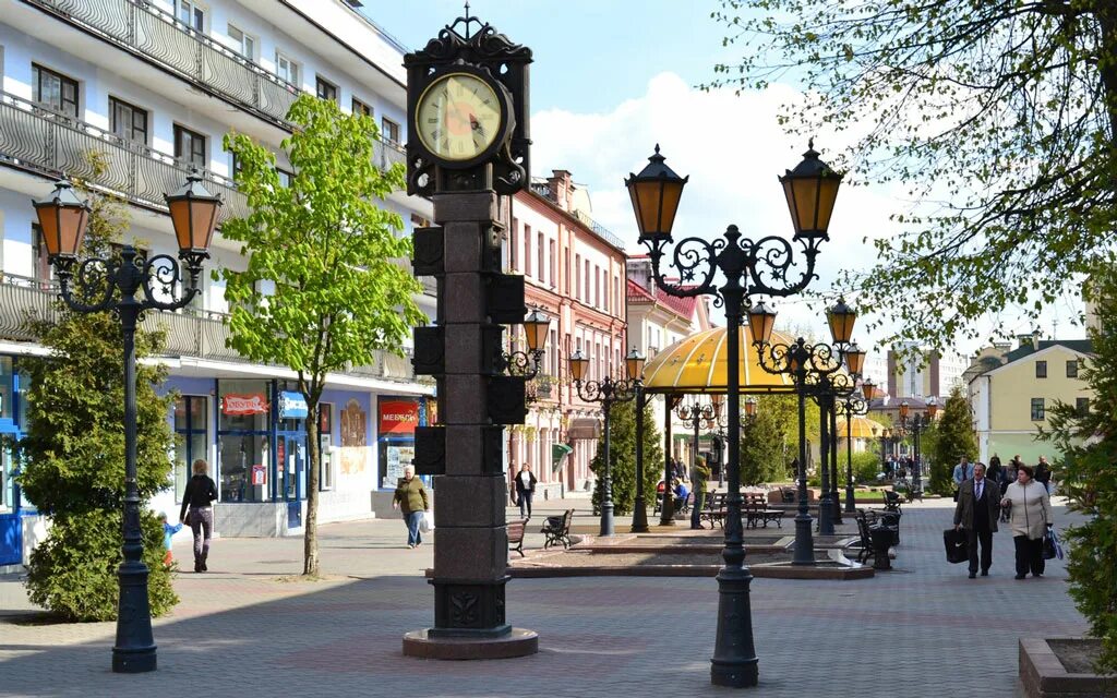 Улица советская брест вечером. Часы из оргстекла. Часовые башенки в бресте. Часы брест. Часы брест.