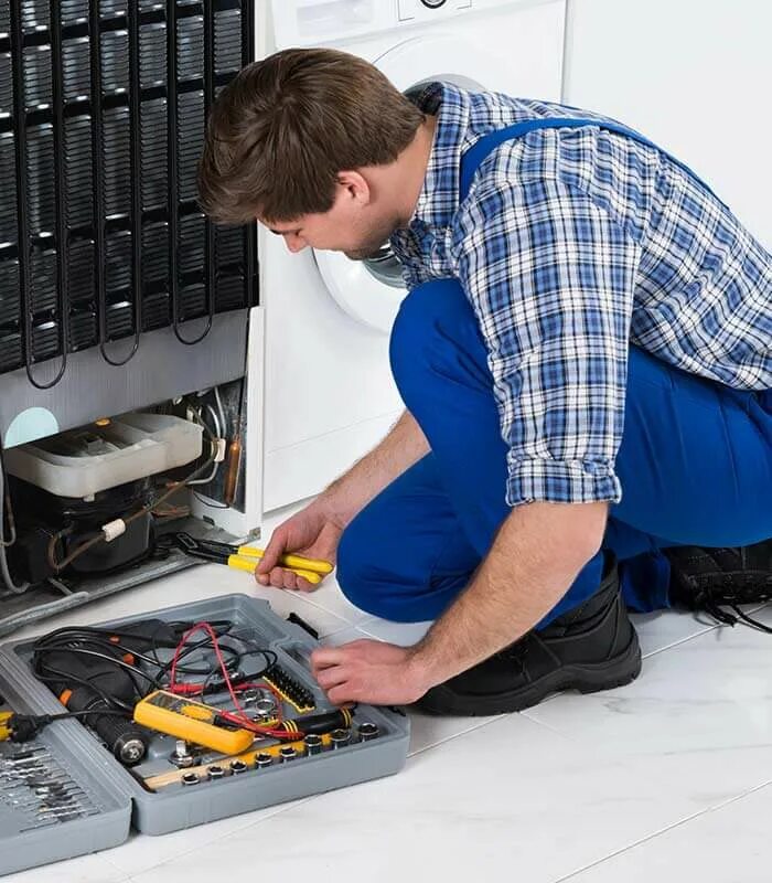 Чинит холодильник. Мастер по ремонту холодильников. Бытовые холодильники. Мастер по ремонту холодильников. Ремонт холодильников самсунг на дому.