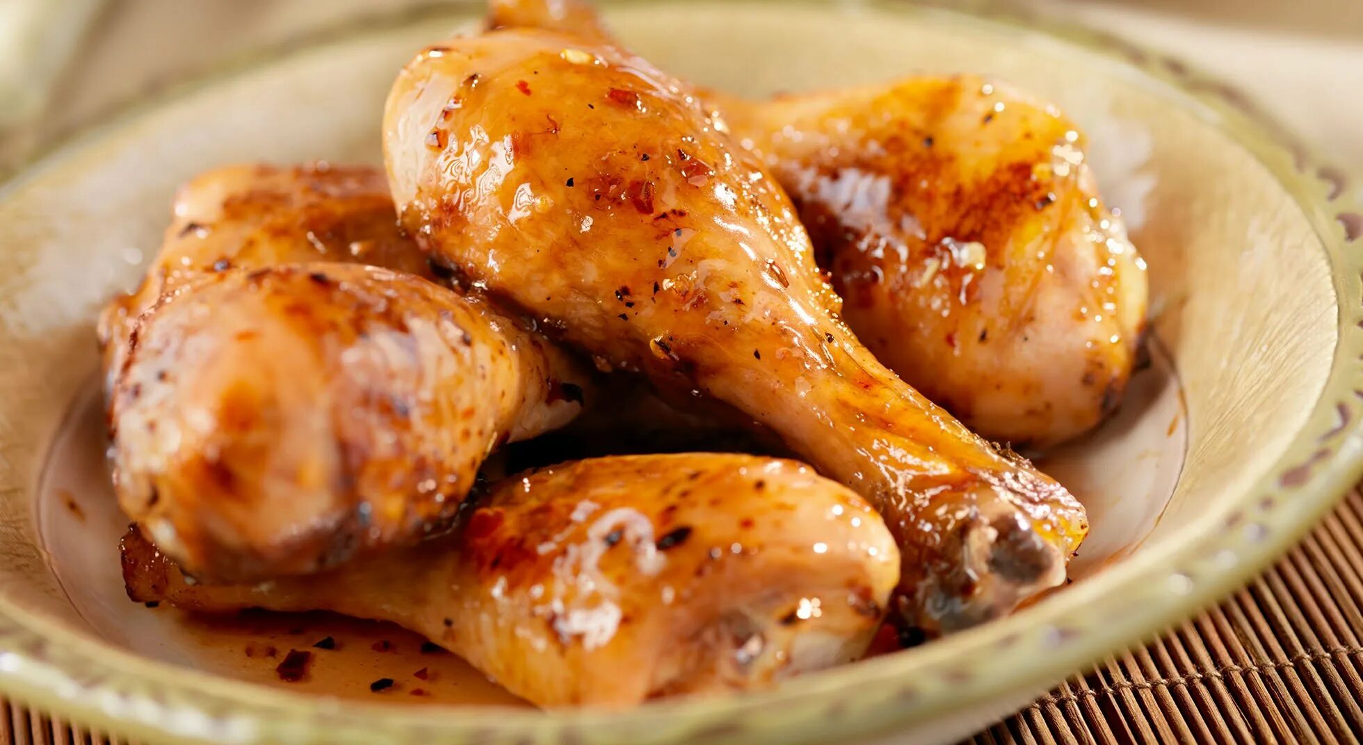 Куриные крылышки в медово-горчичном соусе. Курица в медово-горчичном соусе. Бедра в медово горчичном соусе в духовке. Ножки куриные в горчице. Ножки в медово горчичном соусе.