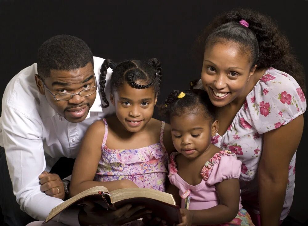 Ситком про чернокожую семью. Семья нигеров. Black Family баннер. Многодетная семья афроамериканцы на кровати. Темнокожая семья