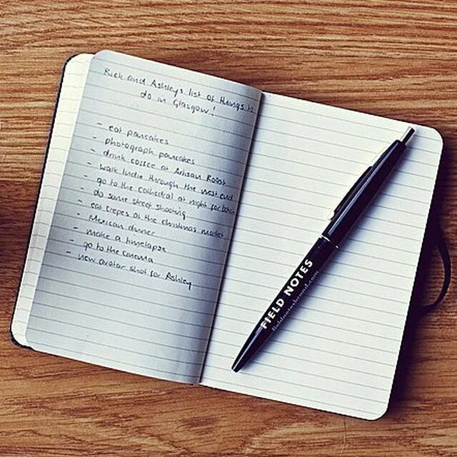 Красивый блокнот с ручкой. Блокнот для записей. Тетрадь с записями и ручка. Записная книжка с записями. Beautiful записи