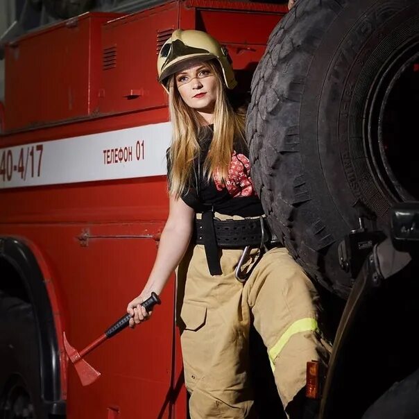Девушки пожарные. Женщина в пожарной форме. Девочка пожарный. Девушка пожарник.