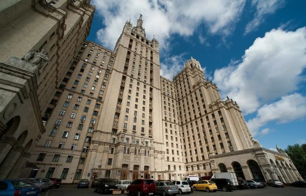 Сталинская высотка в москве на котельнической набережной. Высотка на кудринской площади и здание мида. Ул машкова 14. Интересные здания москвы. Популярные дома в москве.