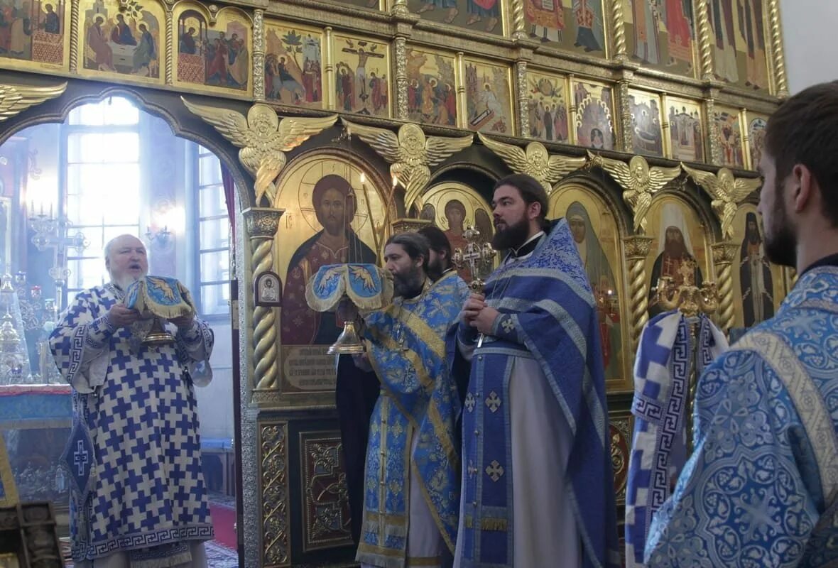 Свято-андреевский храм розовка донецкая область. Ранняя служба в храме. Ранняя служба в храме. Ранняя служба в храме. Животворящий крест в арзамасе.