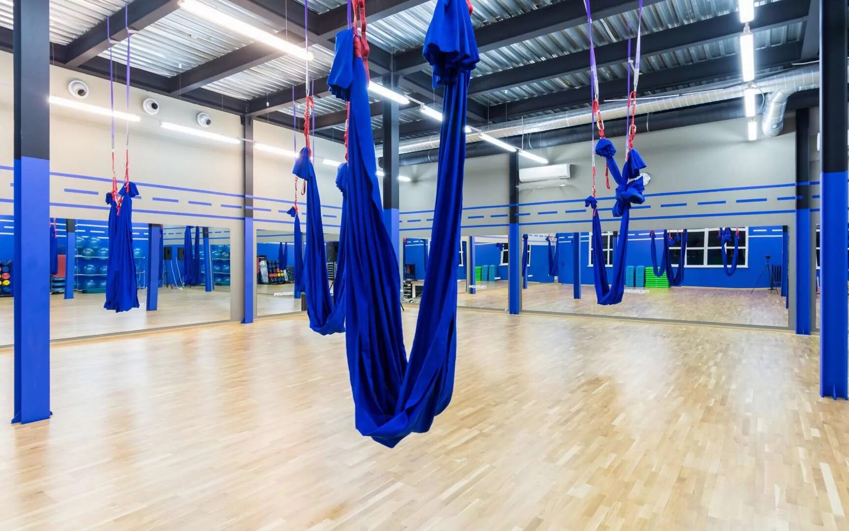 Вятская 27 фитнес. Танцевальные залы. Мегаполис спортклуб. Мегаполис вятская 27. Мегаполис фитнес савеловская.