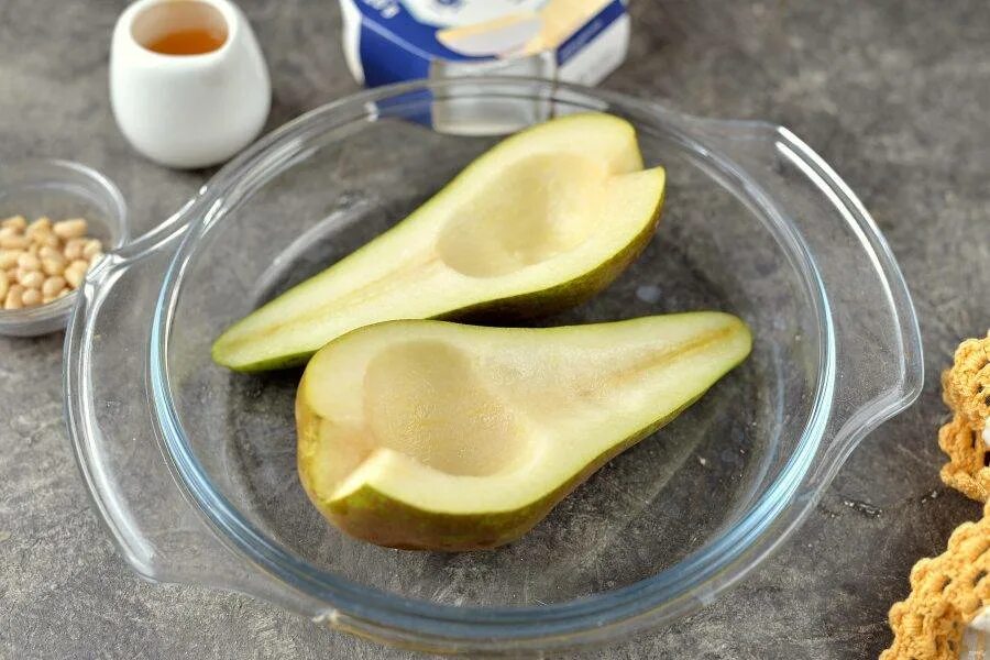 Запеченный камамбер с грушей и медом. Груша запеченная с камамбером рецепт. Запеченный камамбер с грушей. Запеченный камамбер с грушей. Сыр камамбер с грушей в духовке.