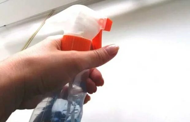 Защитная пленка на раме окна. Чем оттереть пленку с окна. Чем оттереть пленку с окна. Как удалить клей с пластикового подоконника. Чем оттереть пленку с окна.
