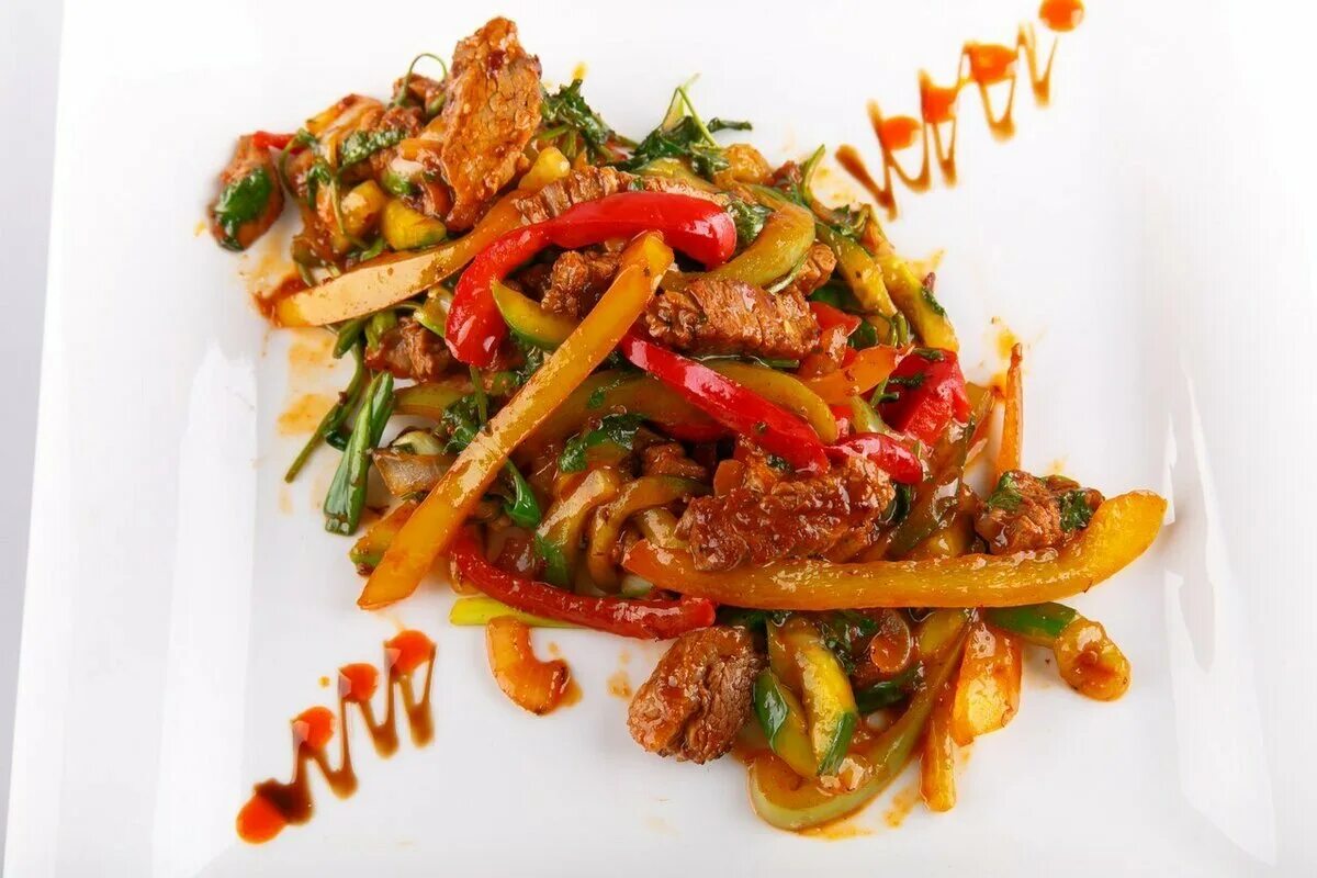 Соус с овощами и мясом. Мясо по тайски. мясо по-тайски с овощами. курица по-тайски с овощами. говядина с овощами по-китайски.