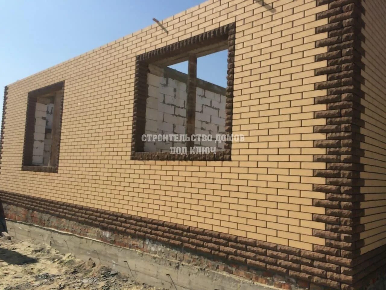 Дом из желтого кирпича с коричневыми