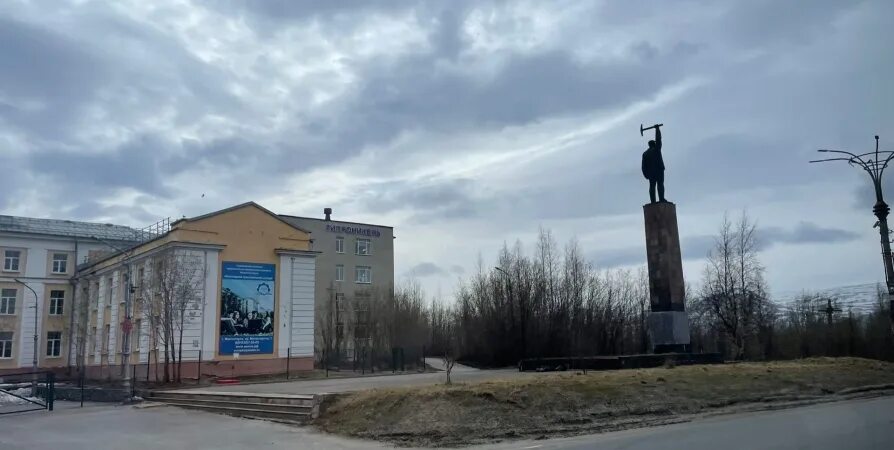 Мончегорск 11. Мончегорск площадь. памятник покорителям мончетундры. мончегорск город металлургов. мурманск центральная площадь.