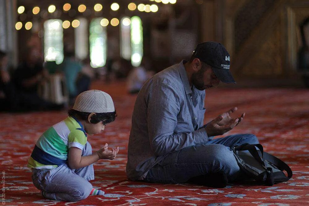 Все молятся сын без отца дочь. Дети в мечети. Мусульманин молится. Мальчик мусульманин молится. Мальчик в мечети.