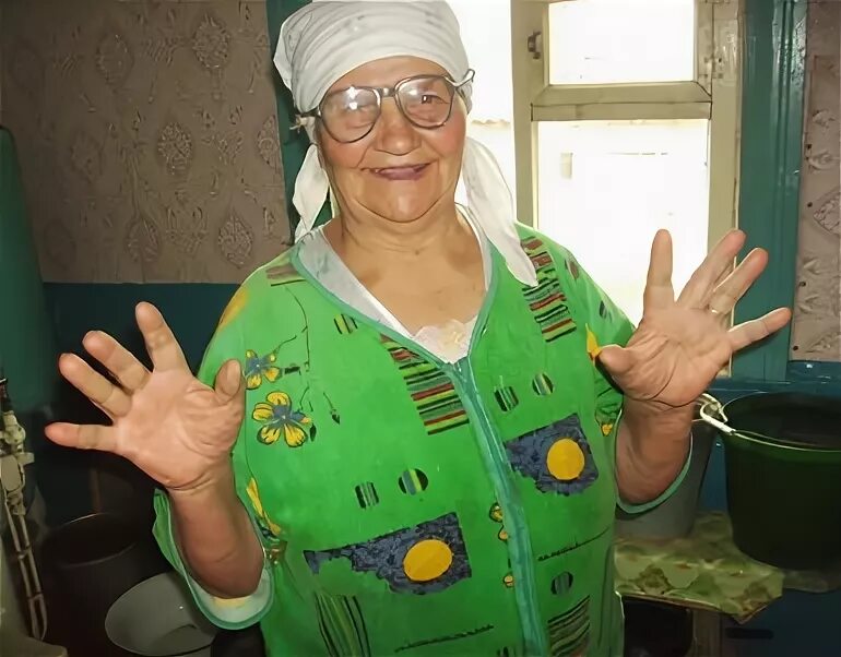 Маша и ее бабушка. Бабушка машет. бабушка машет рукой. бабуля маша. старушка машет пальцем.