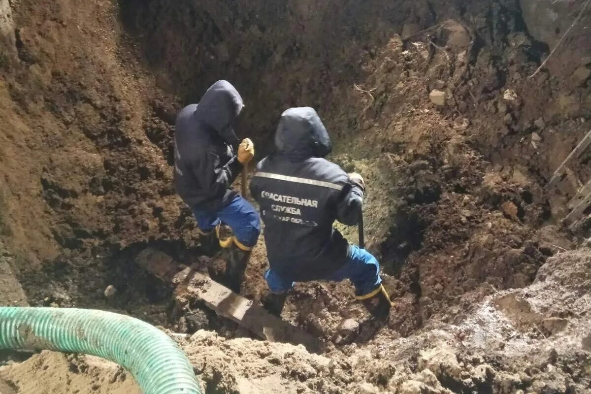 Гибель рабочего. Рабочего засыпало землей. рабочего завалило землей. человека завалило грунтом.