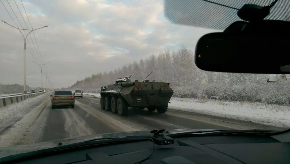 Военные перекрывают дороги. А/Д Р-256 Чуйский тракт. Военная техника и Чуйский тракт. Колонна военной техники движущейся по трассе. Военные перекрыли дорогу.