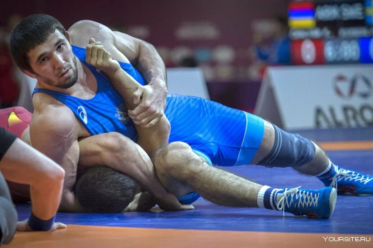 Илья кандалин борец греко римской борьбе. Борьба мастеров. Мгер этибарян борец. Александр третьяков греко римская борьба. Карелин александр александрович борец.