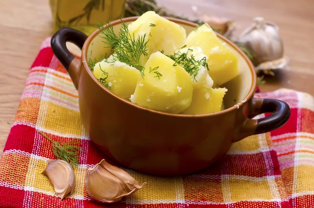 Картофель в кастрюле. Картошка отварная в кастрюле. Отварить картофель. Картофель в кастрюле с водой.