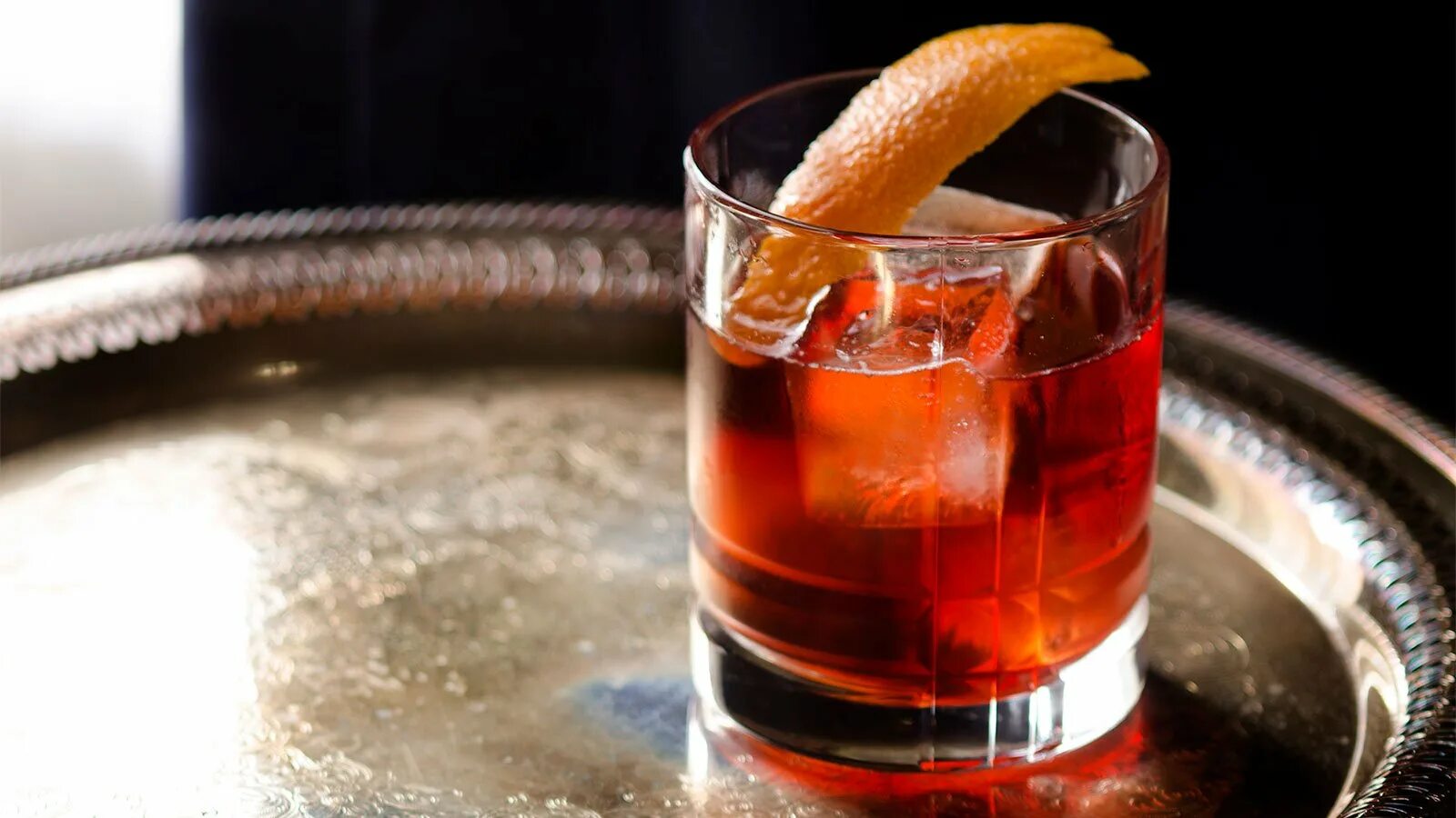 Бульвардье коктейль. Бурбон Кампари Вермут. Boulevardier Cocktail. Негрони бульвардье. Напиток Негрони алкогольный.