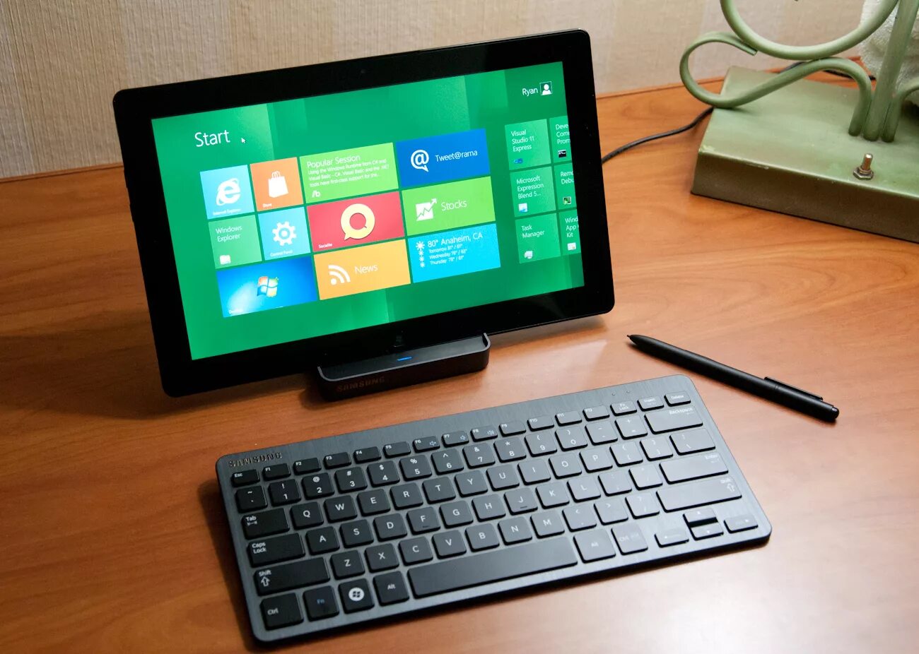 Планшет windows 10 android. Планшет виндовс 10 с клавиатурой. самсунг планшет виндовс 8. планшетный компьютер samsung windows 8. планшет windows 10.