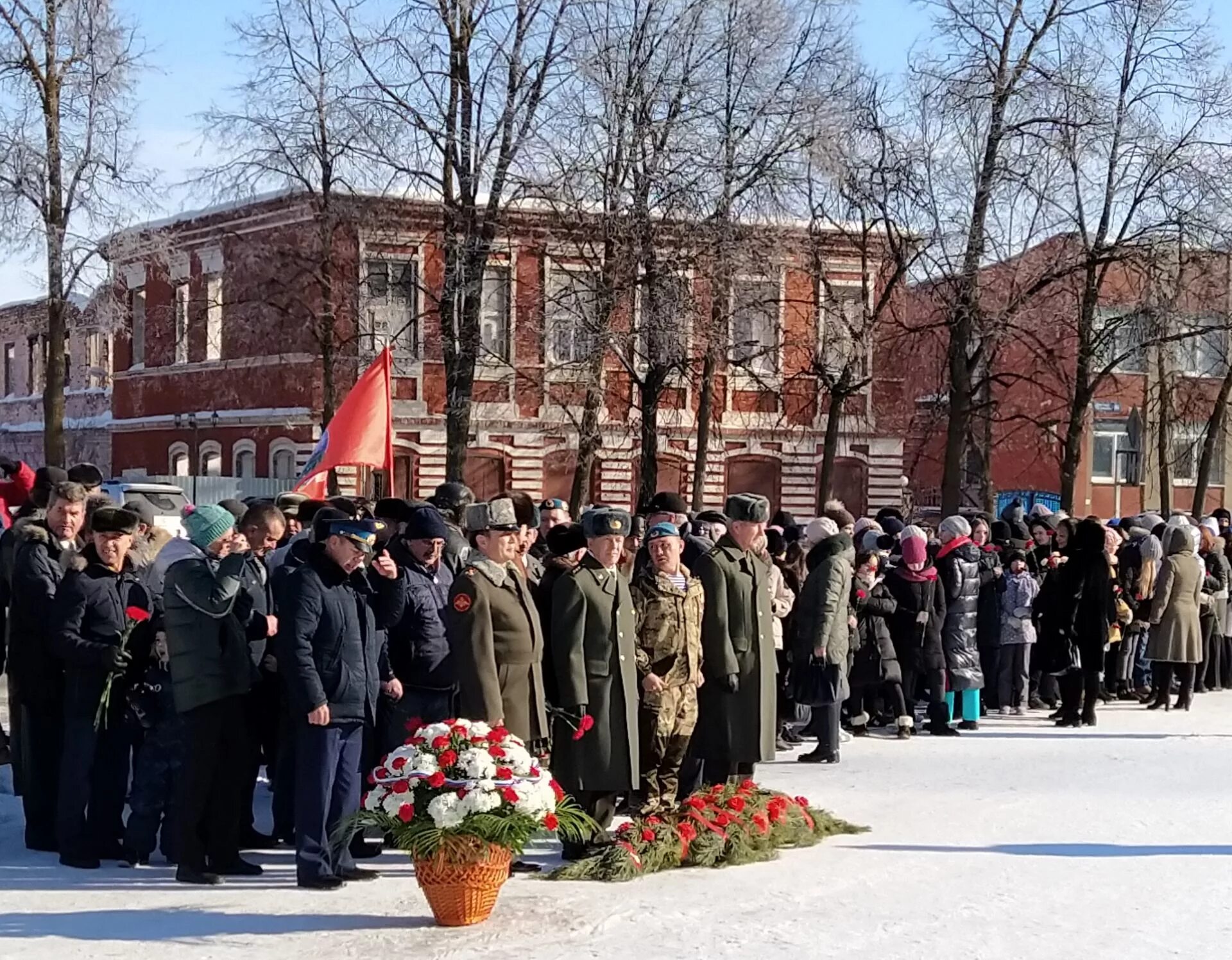 Свежие новости бугульмы сегодня. Бугульма возложение цветов. Возложение цветов в день защитника Отечества. День города Бугульма.