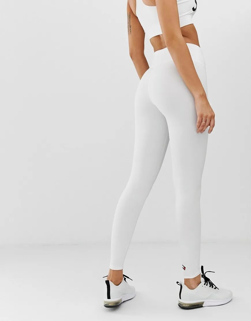 белые лосины. белые кожаные брюки женские. леггинсы белые. белые лосины в рубчик. легинсы белые.