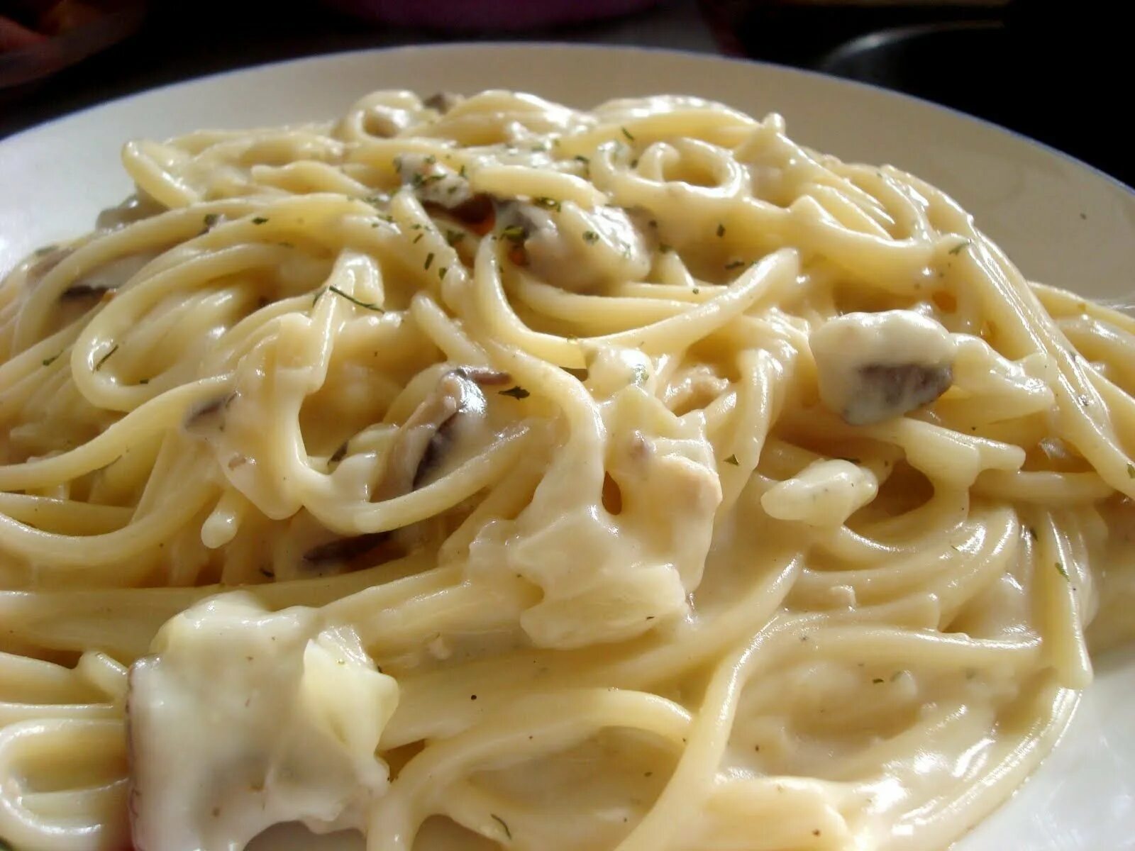 Спагетти Альфредо. Паста «Fettuccine Alfredo ,TP vzcf. Спагетти с курицей в сливочном соусе. Спагетти с грибами в сливочном соусе. Макароны с сыром и сметаной рецепт