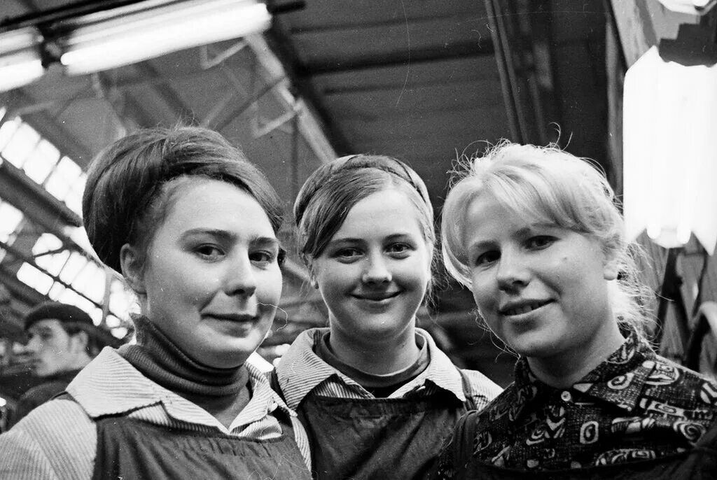 Советские красотки. Девочки 70 г. Школьная форма 70-х годов. Школа ссср 70х. Школьницы в советской форме.