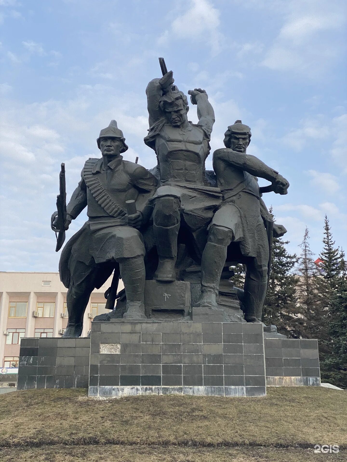 Памятник без пяти семь. Герои октябрьской революции. Мемориал героям революции и гражданской войны екатеринбург. Памятник без пяти семь уфа. Памятник героям октябрьской революции и гражданской войны вологда.