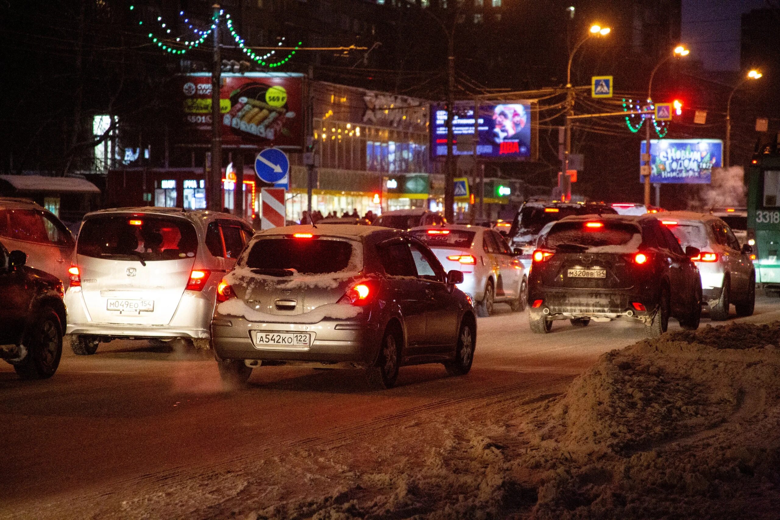 Пробка на дороге. Пробки снегопад Новосибирск. Машина на улице. Новогоднее такси.