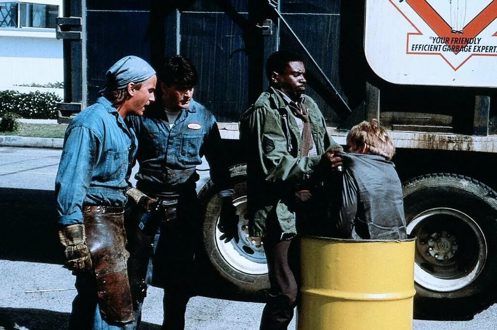 мужчины за работой 1990. эмилио эстевес мужчины за работой. Qualcosa in più фильм 1990. мужчины за работой" men at work (1990). мусорщик чарли шин.