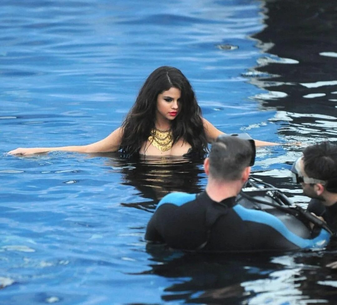 Come and your girl. Селена Гомес come and get. Selena Gomez come get it. Селена Гомес клипы. Селена Гомес клип come and get it.