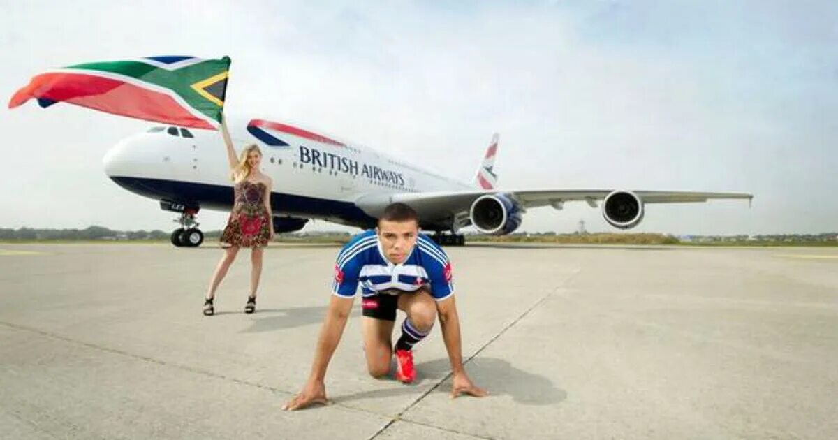 Стюардесса бизнес-класса. Крыло самолета. Человек быстрее самолета. Люди в самолете. Человек быстрее самолета.