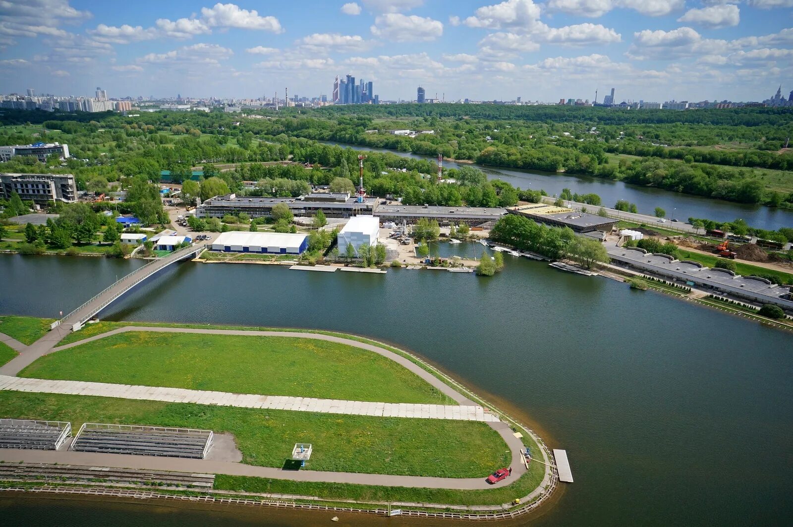 Гребной канал в Москве Крылатское. Парк Крылатские холмы гребной канал. Гребной канал Крылатское гребля.