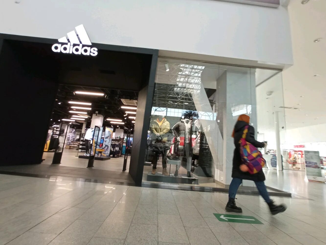 Adidas Красноярск. Адидас ушел из России. Магазин адидас закрылся. Адидас Красноярск крастец. Адидас уходит