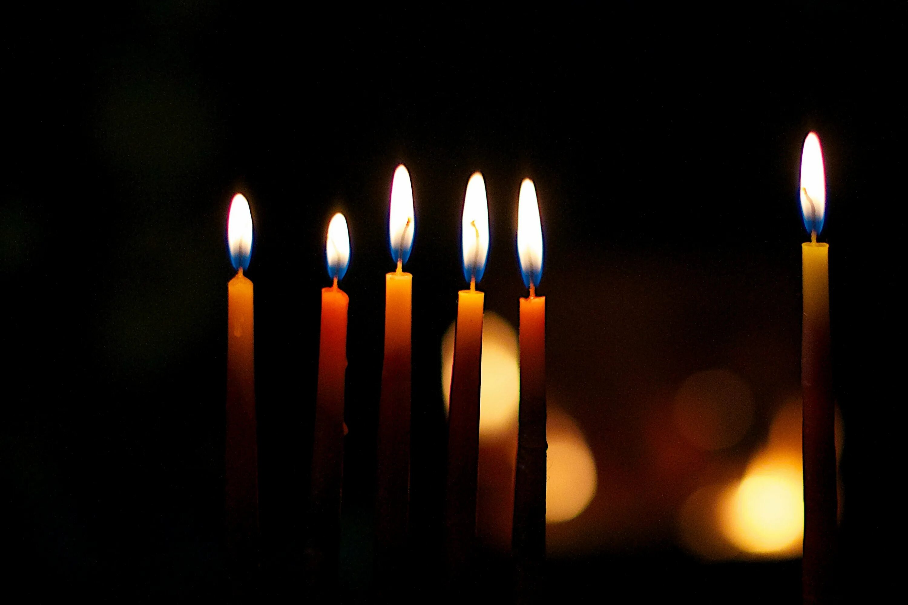 Свеча. Церковные свечи. Горящие свечи. Траурная свеча. Горят три свечи