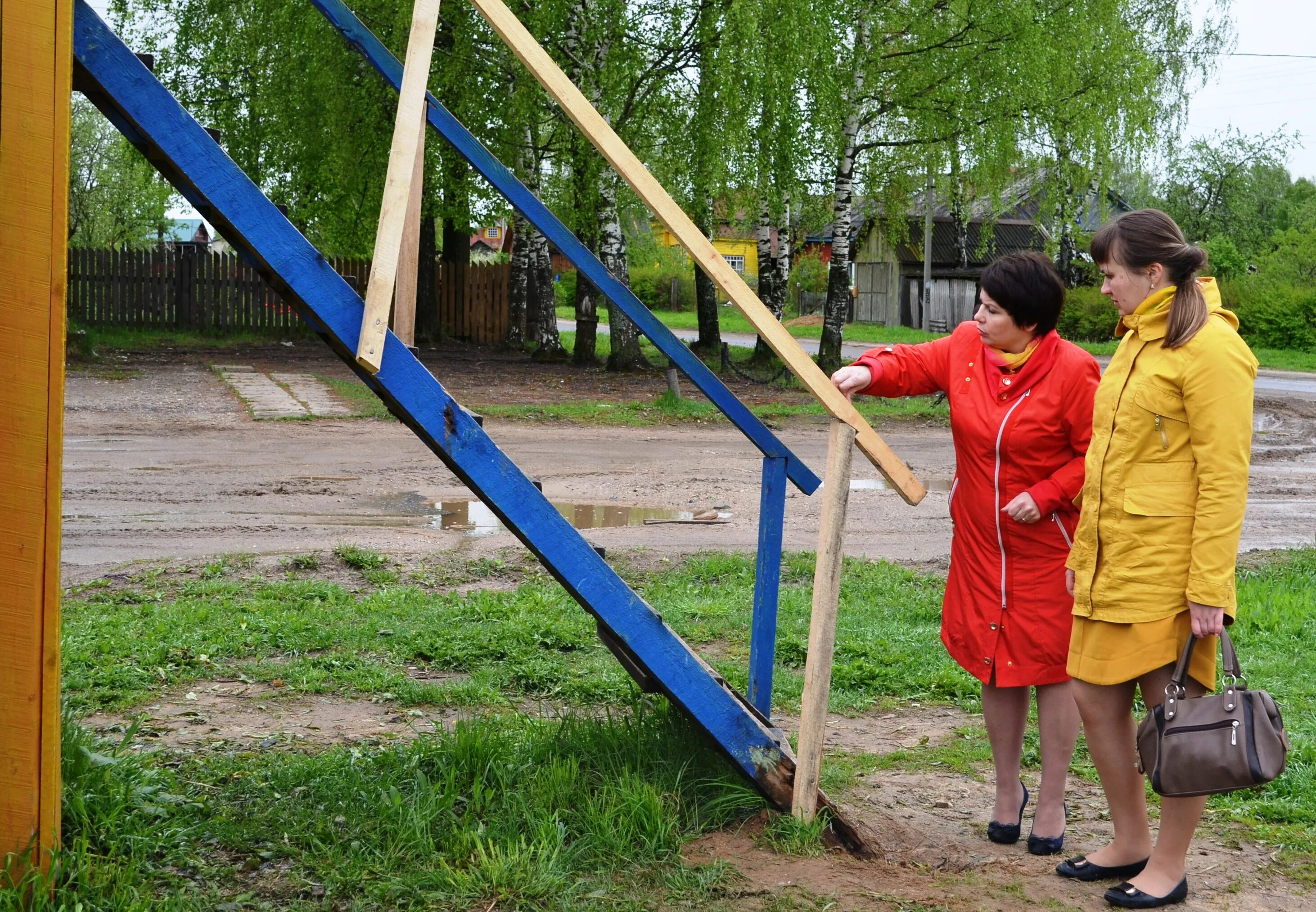 осмотр детских игровых площадок. осмотр детских игровых площадок. реконструкция детской площадки. на детской площадке. осмотр детских игровых площадок.