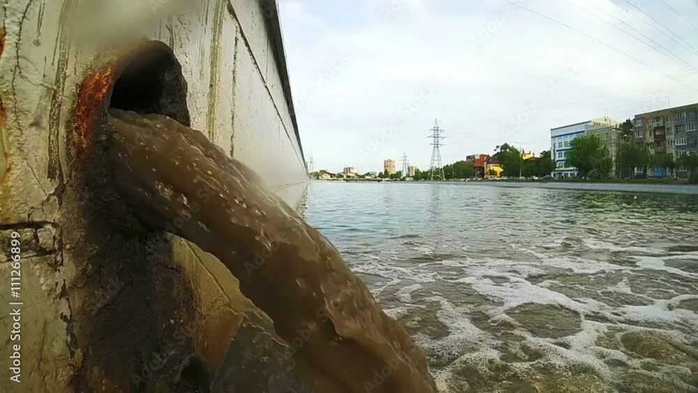 Сточные воды загрязнение. Канализационные сточные воды. Грязная вода из трубы. Сточные воды текут в реку.