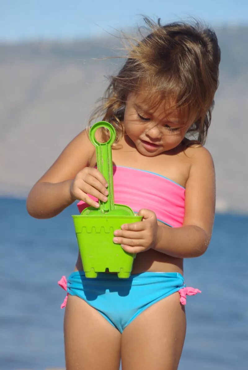 кудальник доля девочки. маленькие девочки показывают купальник. аленькиедевочкивкупальниках. маленькиедевочькивкупальниках. маленькие девочки показывают купальник.