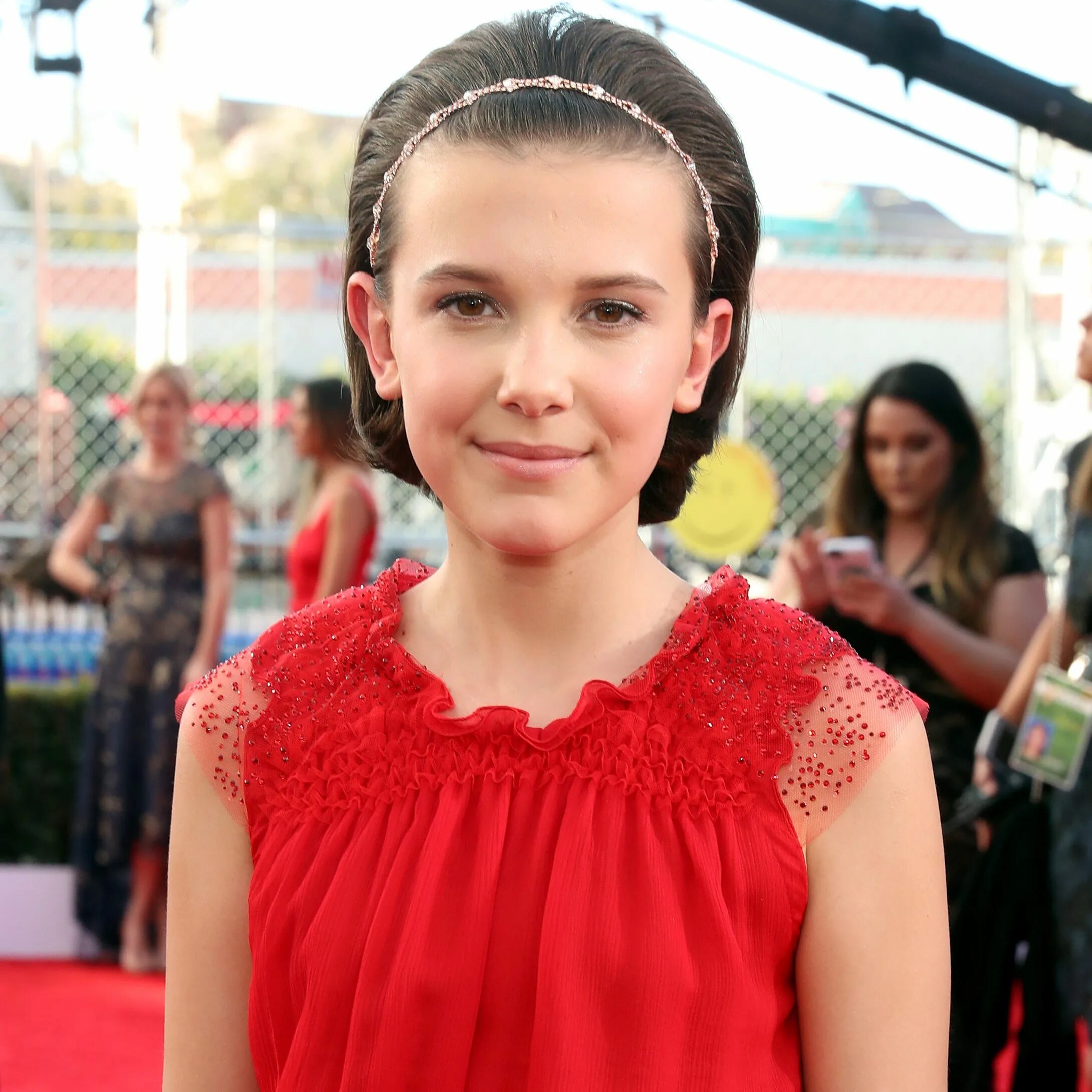 Милли Бобби Браун. Millie Bobby Brown 2. Милли Бобби Браун в Красном. Милли бобби браун роли