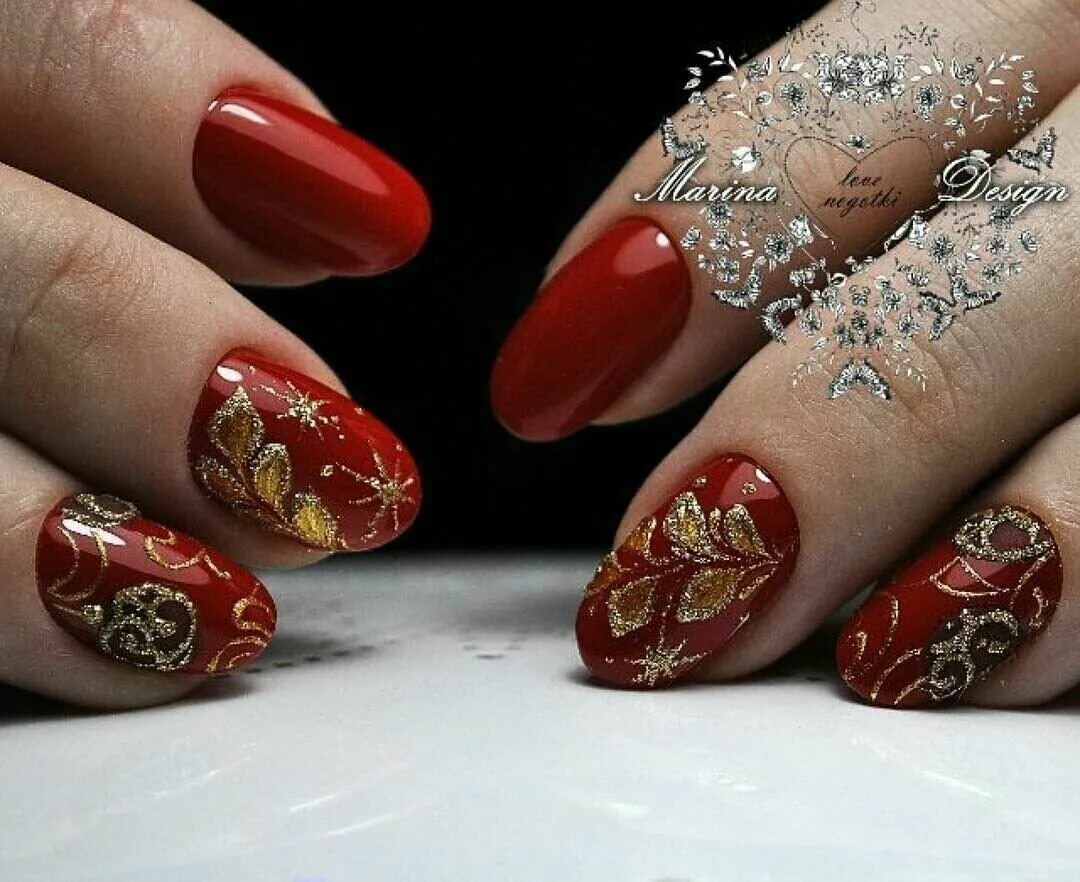 маникюр зима. ногти зима 2022 модные. дизайн ногтей зима 2024 красные. зимний маникюр на овальные ногти. гель лак красный со снежинками.
