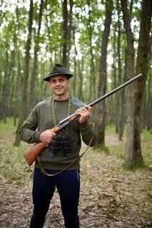 Бродит с ружьем по лесу