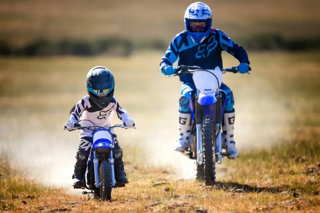 Дети ездят на мотоциклах. Мотоцикл для детей. Эндуро для детей. Мотоцикл мотокросс детский. Дети в мотокроссе.