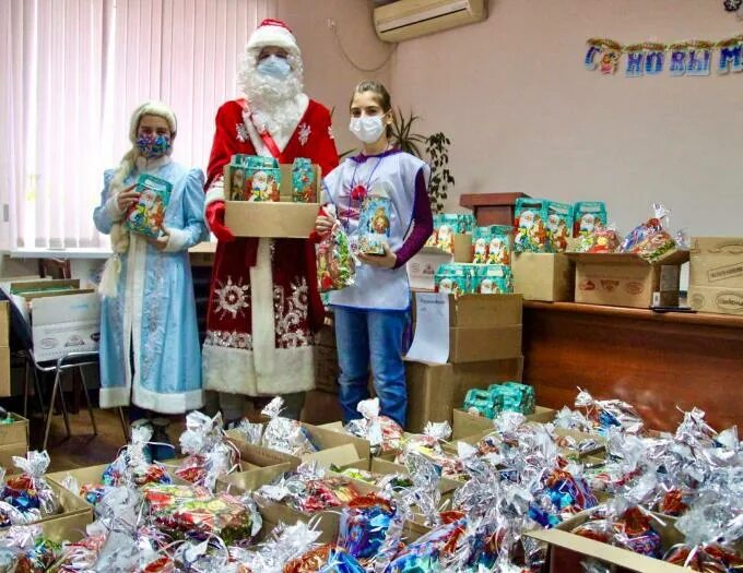 Подарки на новый год детям инвалидам 2025. Дети инвалиды с новогодними подарками. новогодние подарки многодетным семьям. новогодние подарки для детей многодетной семьи. подарки для детей инвалидов на новый год.