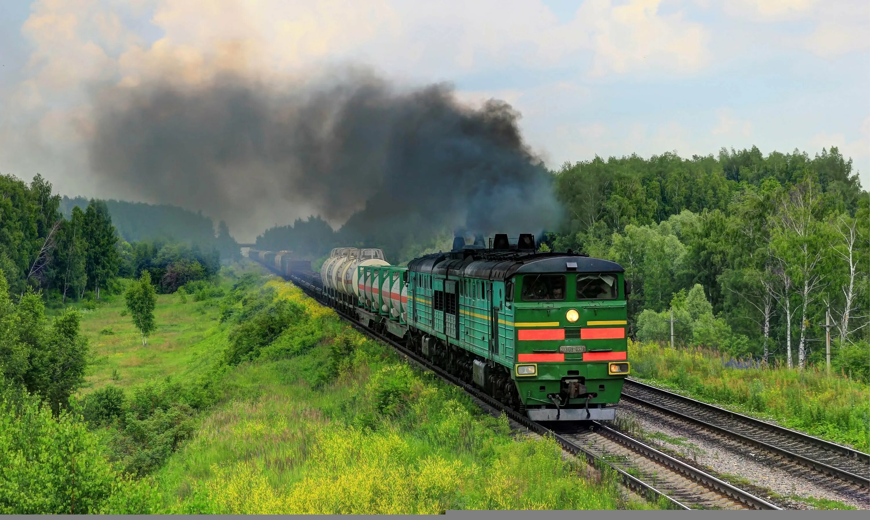 Поезд тараз. 2тэ10м медведь. 2тэ10м. Локомотив 2тэ10м. Тепловоз 2 тэ10у дизельное.