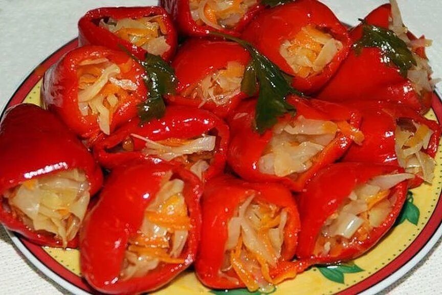 Рецепт перец с луком. Перец фарширов морковью. перец фаршированный капустой и морковью на зиму. перец фаршированный овощами по-болгарски. фаршировать болг перец.