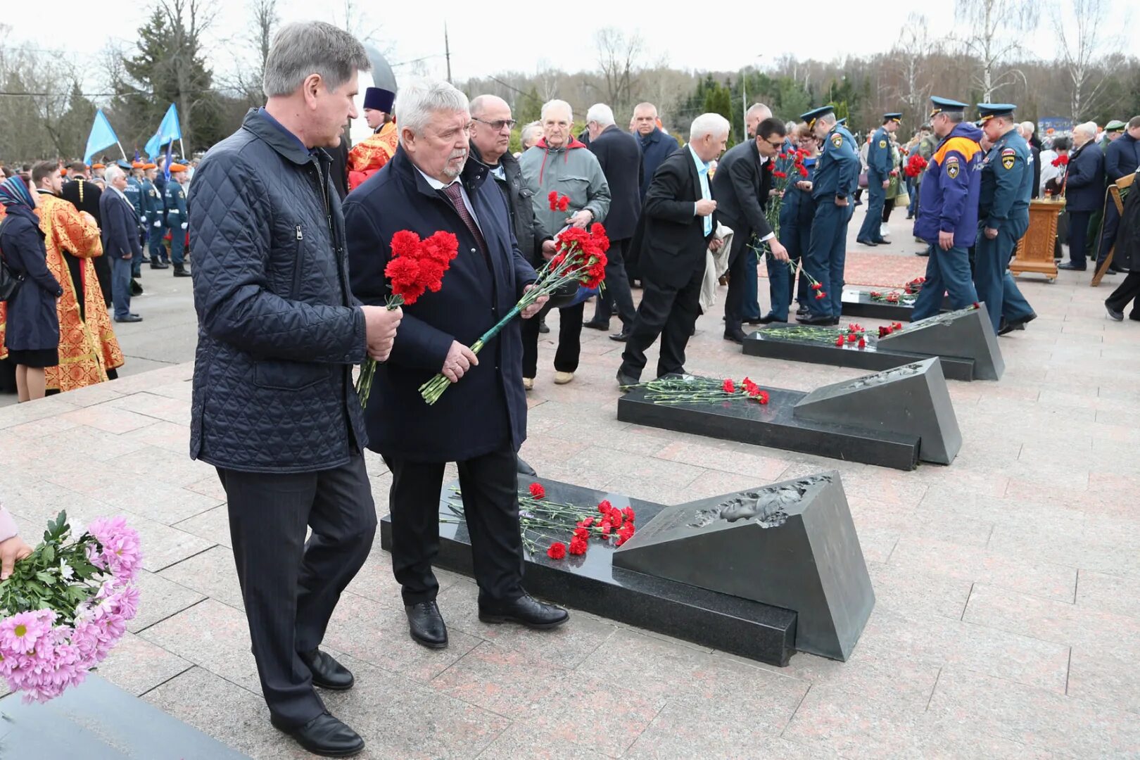 Память жертвам 26 апреля. Возложение цветов к мемориалу. День памяти жертв Чернобыльской аварии. Памятник погибшим чернобыльцам. Место захоронения ликвидаторов Чернобыльской АЭС.